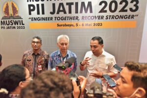 Wali Kota Eri Cahyadi Raih Penghargaan Tokoh Inovasi Keinsinyuran dalam Pembangunan dari PII Jatim