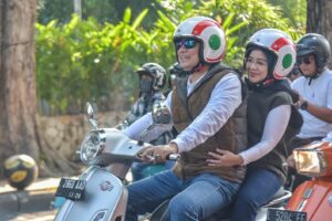 Kenalkan Keguyuban Surabaya, Wali Kota Eri Cahyadi Sunmori bersama Ribuan Komunitas Vespa