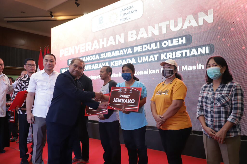 Jaga Keberagamaan di Surabaya, Wali Kota Eri Cahyadi Serahkan 150 Bantuan Sosial untuk Umat Kristiani