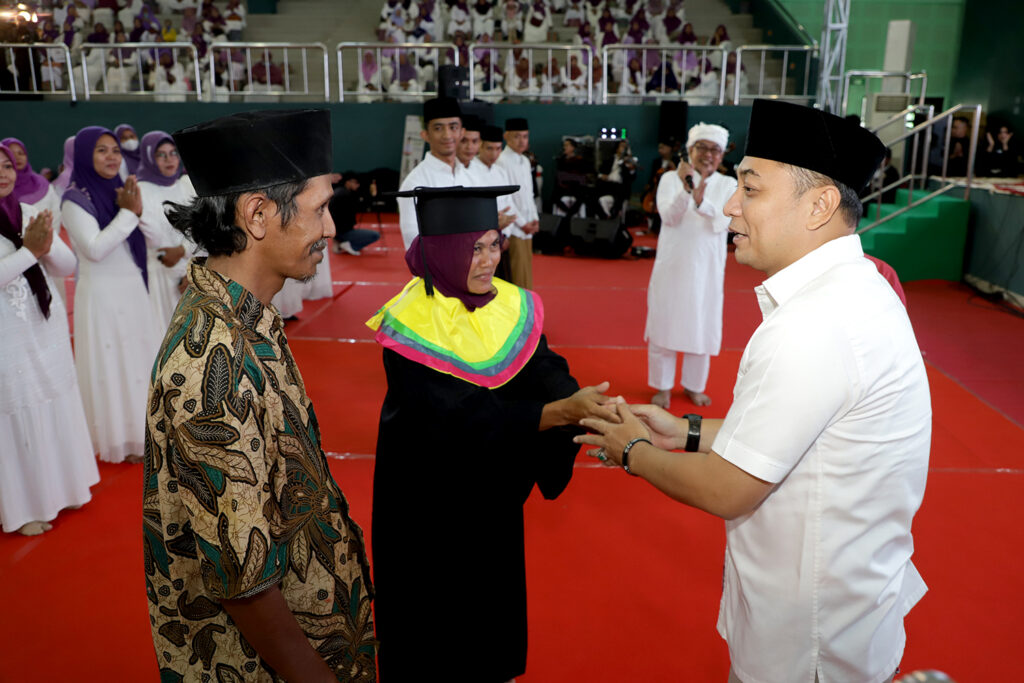 Lulus dari Program Gamis Berkat Padat Karya, Ibu ini “Diwisuda” Wali Kota Eri dan Siap Dicopot Stiker Keluarga Miskinnya