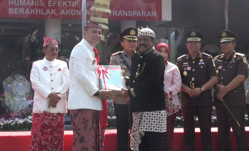 Kado HJKS ke-730, Wali Kota Eri Cahyadi Terima Penyerahan 463 Sertifikat Aset