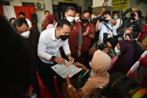 Penyaluran BLT di Surabaya Malam Hari, Wali Kota Eri Cahyadi Protes ke Kantor Pos
