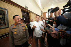 Wali Kota Eri Beri Kepastian Korban Kebakaran di Sambikerep Tercover Biaya Pengobatan