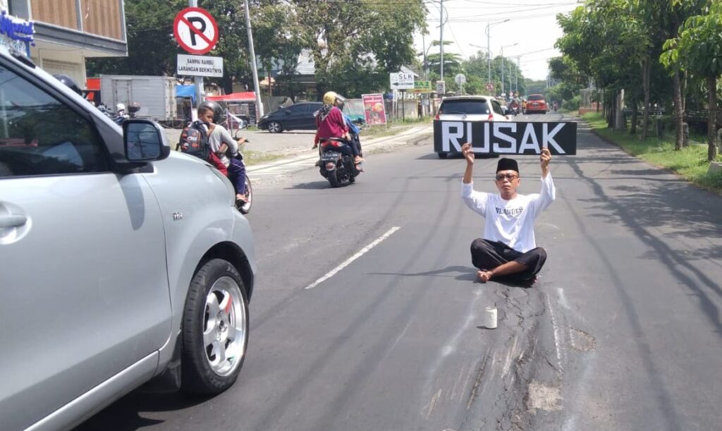 Minta Perbaikan Jalan Raya Menganti Wiyung, Seniman Surabaya Gelar Solo ‘aksi peduli’