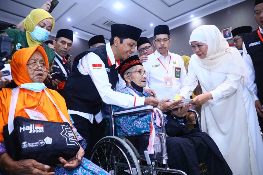 HLUN 2023, Gubernur Khofifah Beri Kejutan Spesial Jemaah Haji Lansia Embarkasi Surabaya