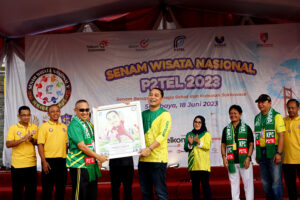 Hadiri Pemecahan Rekor MURI SWN Pensiunan Telkom, Wali Kota Eri Cahyadi: Patut dicontoh warga Kota Surabaya