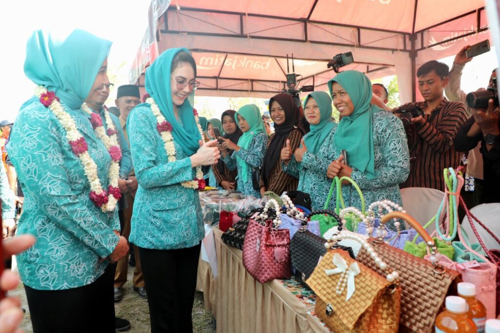 Arumi Bachsin Pompa Semangat Peserta Lomba Pelaksana Terbaik 10 Program Pokok PKK di Desa Ngale Madiun