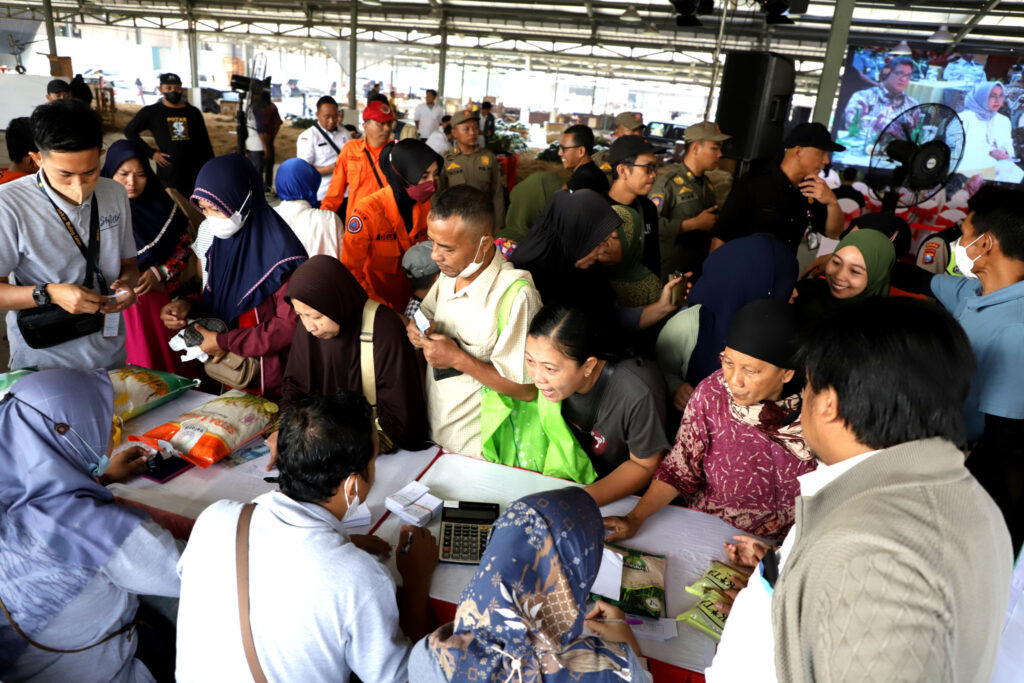 Tekan Inflasi, Gerakan Pangan Murah di Surabaya Diserbu Pembeli