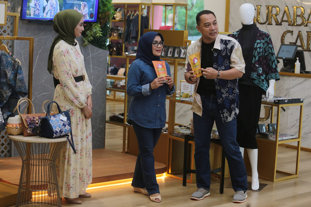 Wali Kota Eri Cahyadi dan Ning Rini Indriyani Live Shopping bersama Tokopedia di SKG Siola, Produk UMKM Ludes Terjual!