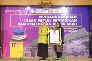 Berhasil Kembangkan PAUD, Rini Indriyani Eri Cahyadi Mendapat Penghargaan dari Unesa sebagai Insan Peduli Pendidikan