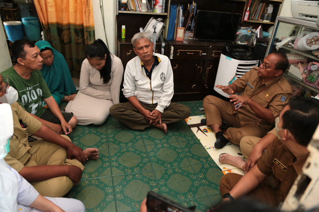 Sampaikan Belasungkawa, Dirut RSUD Dr. Soewandhie Surabaya Kunjungi Rumah Keluarga Pasien Meninggal