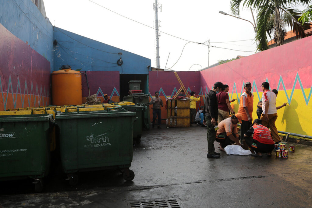 Hilangkan Kesan Kumuh, Pemkot Surabaya Gelar Kerja Bakti di 191 TPS