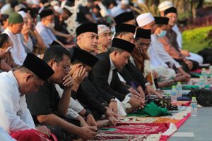 Shalat Idul Adha di Taman Surya, Wali Kota Eri Cahyadi: Ini Momentum untuk Berbagi!