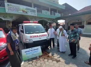 Mantan Wartawan Sumbang Mobil Ambulance ke Rukem Takmir Masjid SSNR Sidoarjo