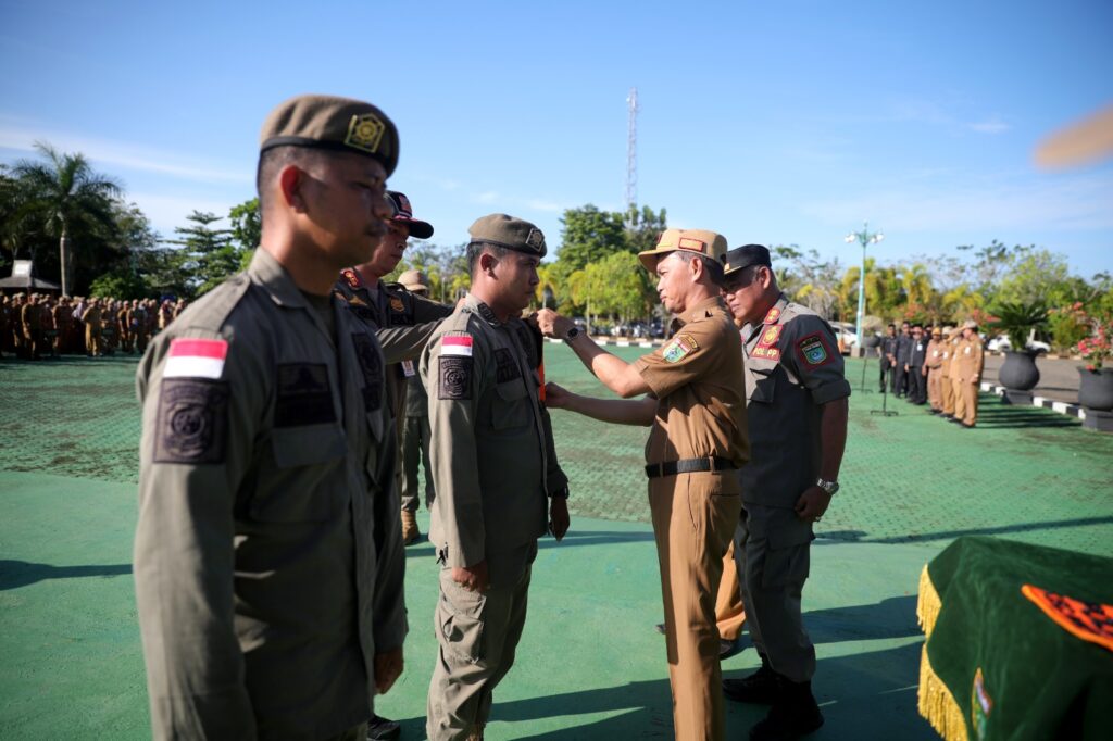 Satpol-PP Masuk Desa, Sekda Tanbu Sematkan Tanda Penugasan Polbindes