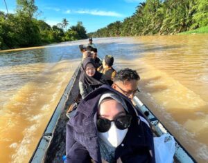 Sasar Penyandang Sosial, Petugas Disdukcapil Tanbu Sisir Sungai Kusan