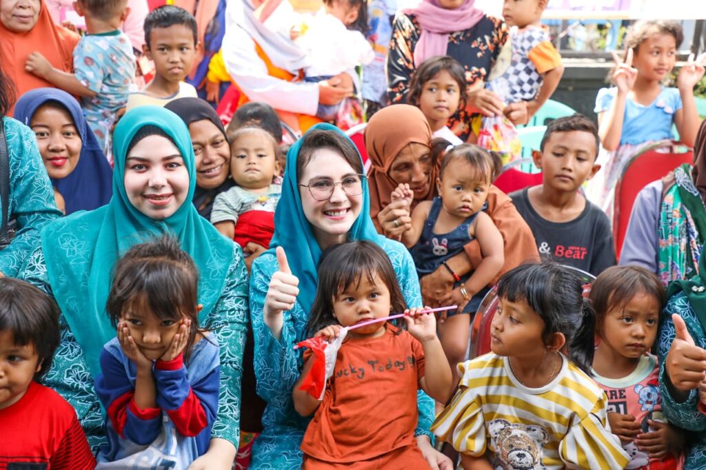 Arumi Bachsin Dampingi Tim Penilai Lomba Desa dan Kelurahan 10 Program Pokok PKK di Kebonsari Kulon Probolinggo