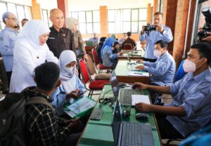 Gubernur Khofifah Tinjau Posko Pelayanan PPDB SMA dan SMK Negeri di UPT TIKP Jatim