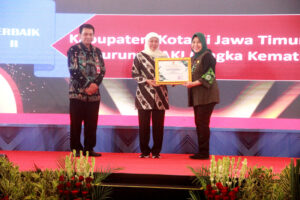 Sukses Tekan Stunting hingga Angka Kematian Ibu, Surabaya Raih Dua Penghargaan Sekaligus dari Pemprov Jatim