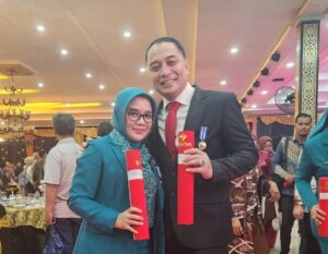 Berhasil Turunkan Stunting-Kemiskinan, Wali Kota Eri dan Ketua TP PKK Surabaya Raih Penghargaan Tertinggi dari BKKBN
