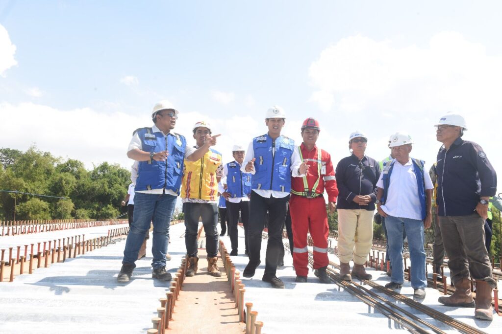 Tinjau Pembangunan Jembatan Bandar Ngalim, Wali Kota Kediri Pastikan Pembangunan Selesai Tepat Waktu