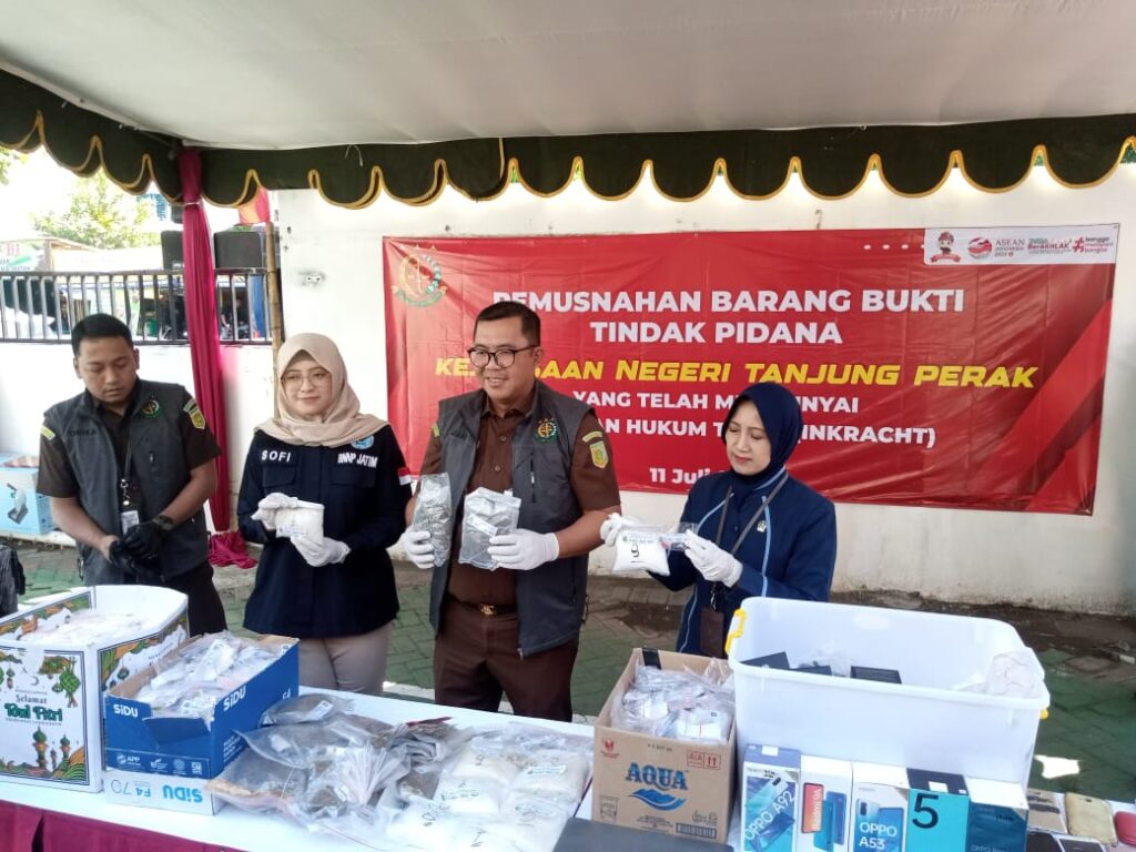 Kejari Tanjung Perak Gelar Giat Pemusnahan Barang Bukti Inkracht