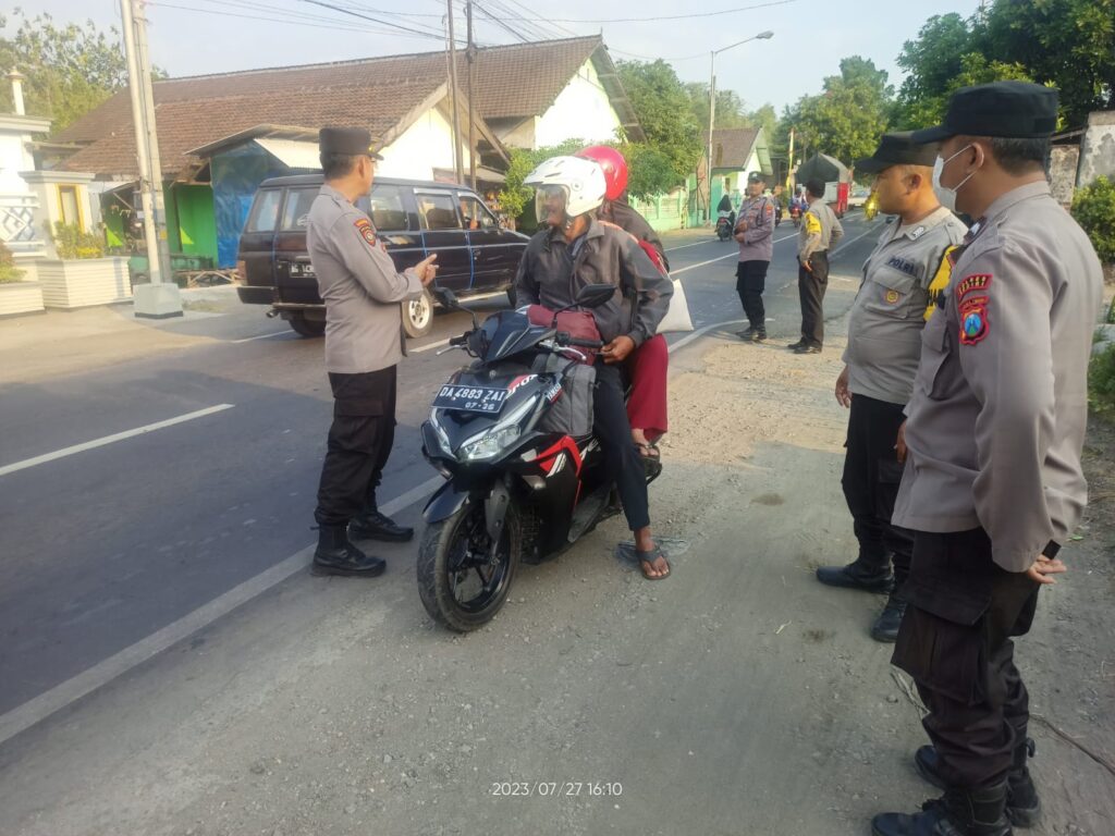 Cegah Konvoi Pesilat di Kediri, Polsek Kandangan dan Kepung Lakukan Penyekatan