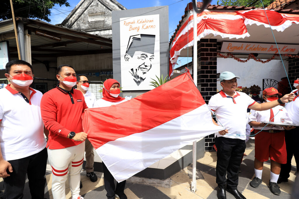 Semarak HUT Kemerdekaan RI Ke-78, Pemkot Surabaya Berpartisipasi dalam Gerakan Bagi-bagi 10 Juta Bendera