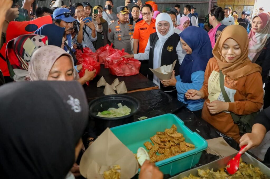 Gubernur Khofifah Pastikan Layanan Psikososial dan Dapur Umum Optimal Layani Kebutuhan Pengungsi Longsor Lumajang