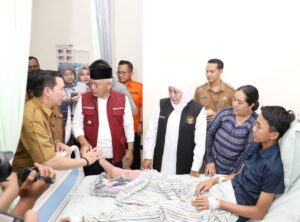Gubernur Khofifah Jenguk Korban Terdampak Longsor di RSUD Kanjuruhan Malang