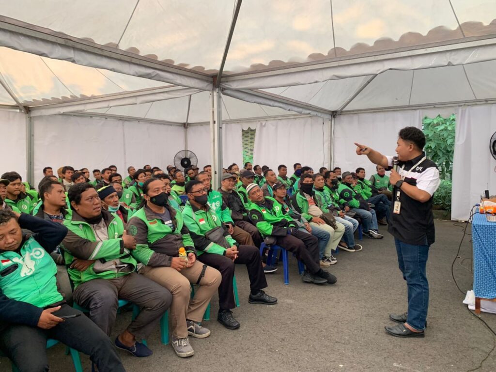 Tingkatkan Standar Pelayanan, Ribuan Mitra Gojek Surabaya Ikuti Pelatihan Berkendara Aman