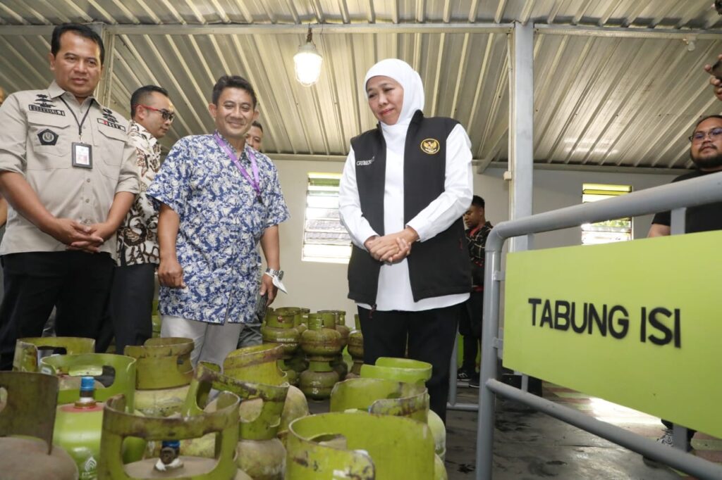 Tinjau Agen dan Pangkalan Elpiji 3 Kg, Gubernur Khofifah: Stok di Jatim Aman dan Distribusi Lancar