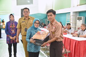 Pemkot Surabaya Distribusikan Seragam Sekolah Gratis bagi 7000 Pelajar