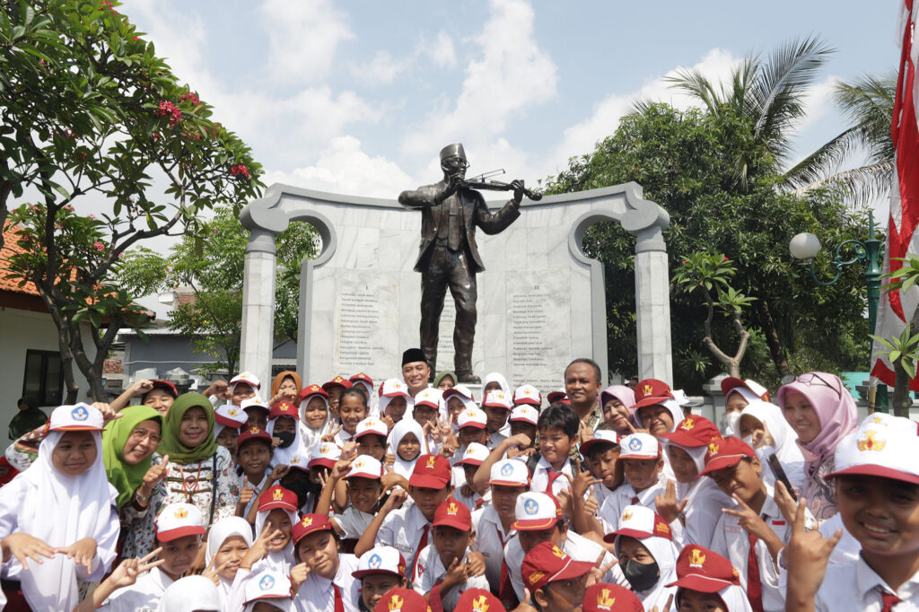 Dispendik Surabaya Bagikan Seragam Sekolah Gratis Siswa Gamis Kelas I dan VII