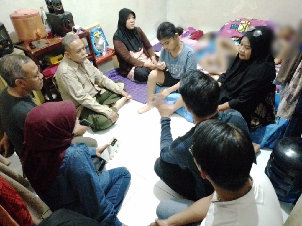 Pemkot Surabaya Beri Intervensi Bocah Penjual Peyek Sambil Merangkak yang Viral