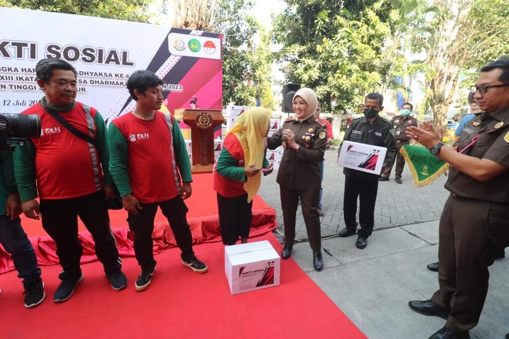 Kejati Jatim Bagikan Ratusan Paket Sembako ke Petugas Kebersihan