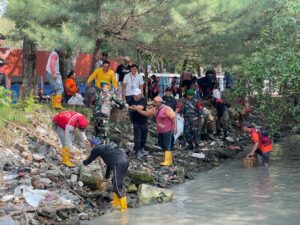 Peringati HBA ke- 63, Kejari Tanjung Perak Surabaya Bersama KOMPAK Bersih-bersih Pantai Kenjeran