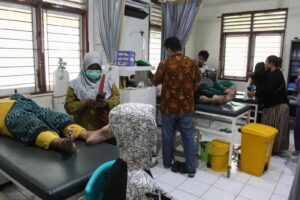 Gerak Cepat Dinkes Surabaya Tangani Korban Keracunan Massal di Kali Kedinding