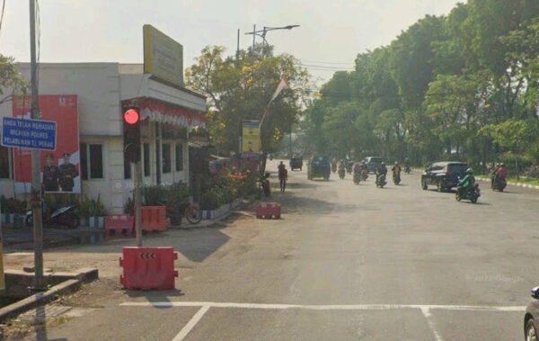 Tertibkan Dua Keluarga Luar Daerah yang Mengemis di Traffic Light, Pemkot Surabaya Bina-Pulangkan