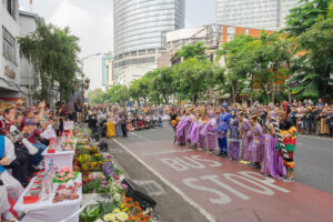 Surabaya Cross Culture International Folk Art Festival Satukan Budaya 8 Negara dan 9 Daerah Indonesia