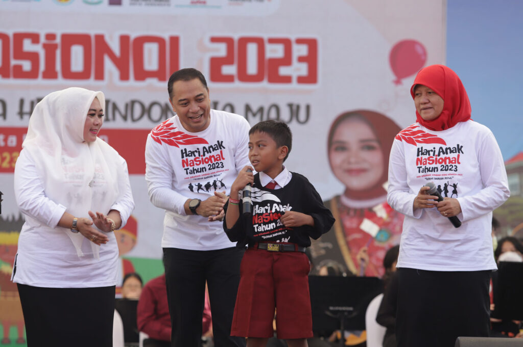 Latih Keberanian Anak-anak Surabaya, Wali Kota Eri Cahyadi Bagi Sepeda di Puncak Peringatan HAN 2023