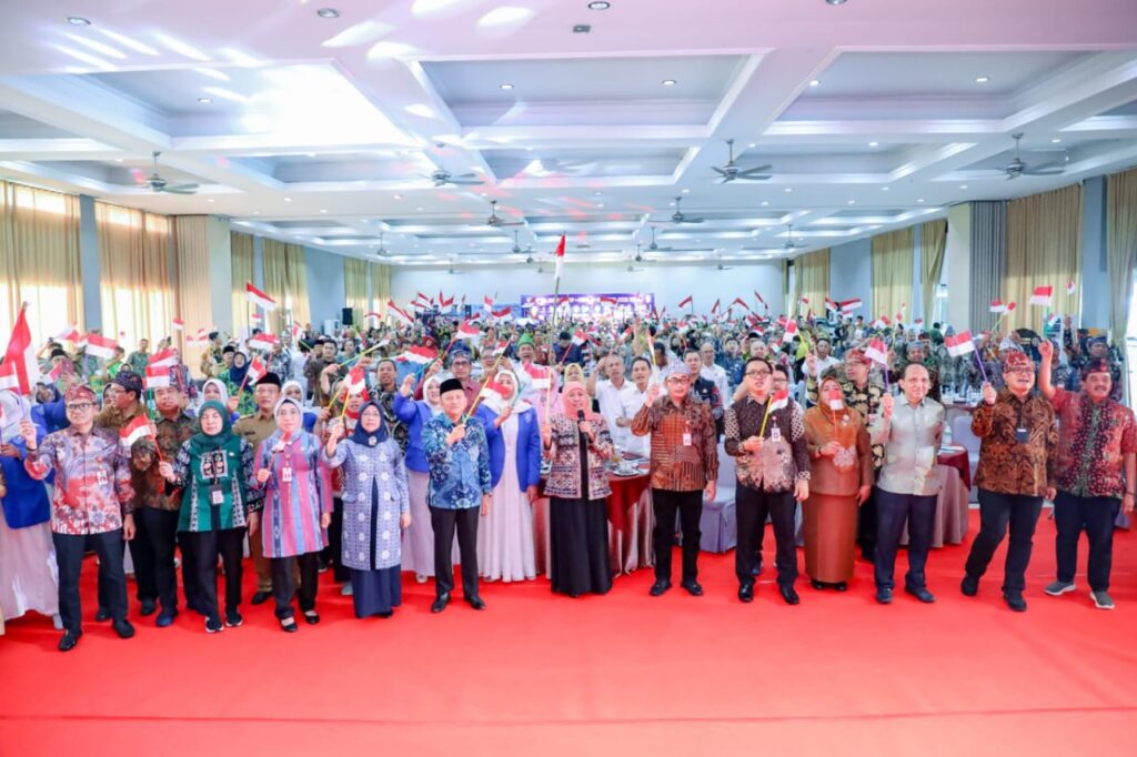 Sambil Kibarkan Bendera Merah Putih, Gubernur Khofifah Ajak Masyarakat Bengkulu Nyanyikan Lagu Bendera