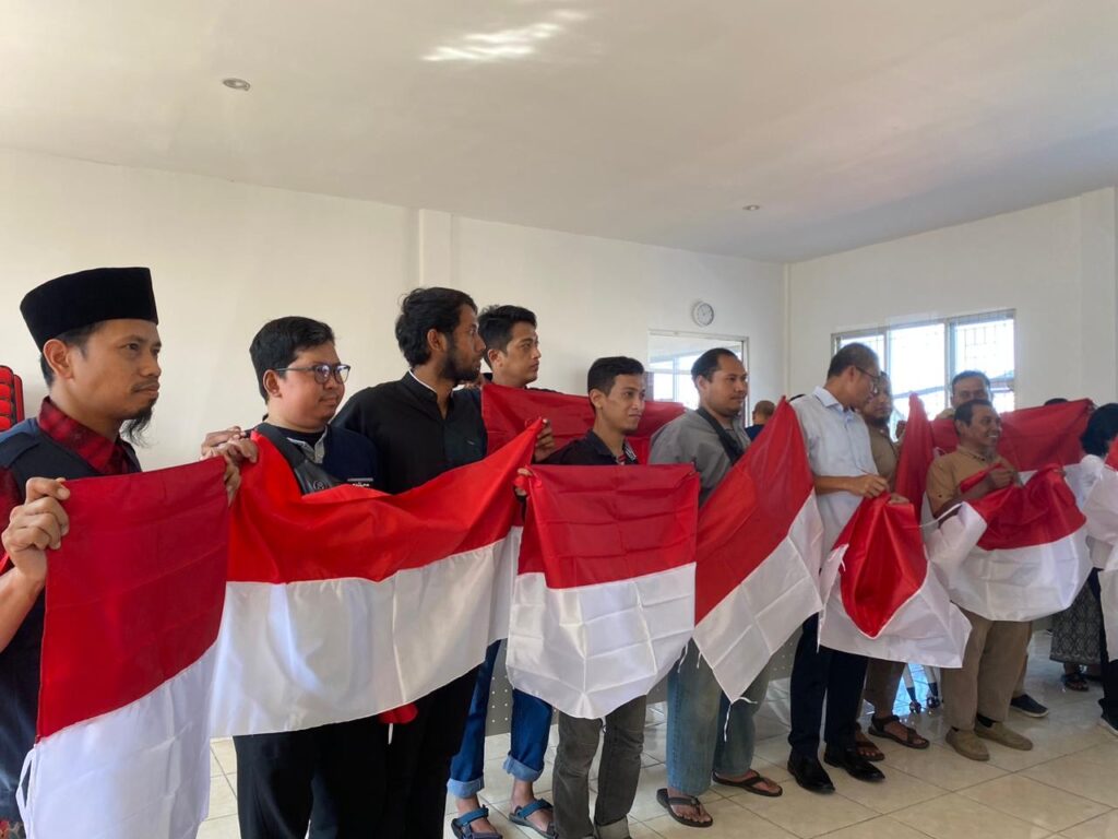 Pemkot Surabaya Gelar Tasyakuran dan Ajak Bagi-Bagi Bendera Merah Putih 