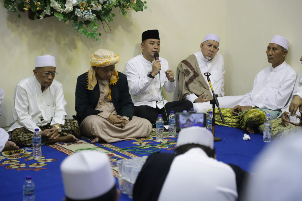 Hadiri Haul Masyayikh, Wali Kota Eri Cahyadi Minta Didoakan Surabaya Agar Terhindar Bencana dan Malapetaka
