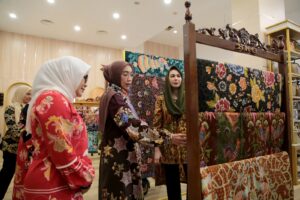 Istri Wapres RI Borong Produk UMKM di Surabaya Kriya Gallery