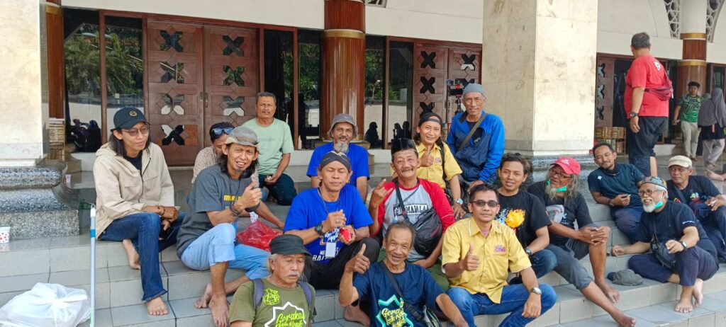Pererat Silaturahmi, SMSI Kota Surabaya Sambangi Gerakan Resik-Resik Masjid