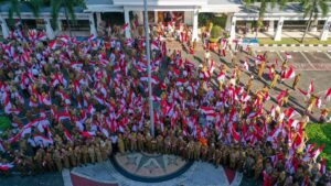 Bulan Kemerdekaan RI, Gubernur Khofifah Ajak Masyarakat Kibarkan Bendera Merah Putih 1 Agustus