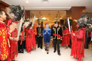 Gubernur Khofifah Terima Gelar Adat Minahasa Ina Ne Kawanua Jawa Timur