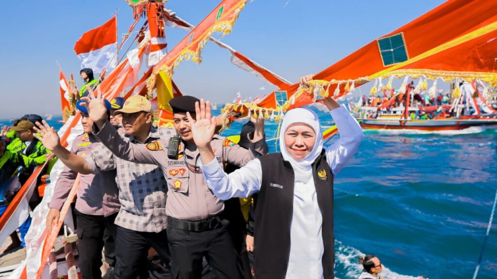 Petik Laut di Kraksaan Probolinggo, Gubernur Khofifah: Wujud Pelestarian Budaya untuk Tumbuhkan Kecintaan pada Laut