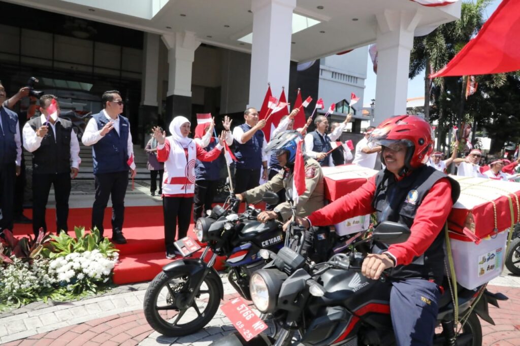 Gubernur Khofifah Berangkatkan TKSK dan TAGANA, Salurkan Tali Asih untuk Keluarga Pahlawan dan Perintis Kemerdekaan